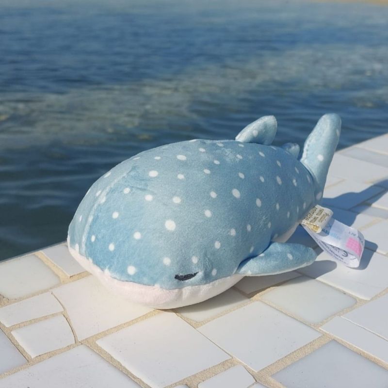 Image d'ambiance de présentation du produit Porte-clé peluche Nemu Nemu Jinbe le Requin baleine (17 cm) - Trousselier